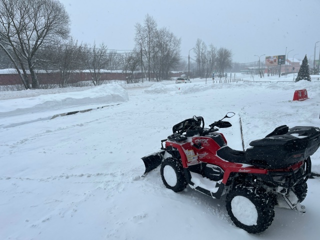 Уборка снега на квадроцикле QRX с отвалом 
— это легко и весело!